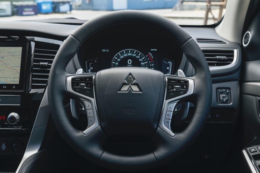 Панель приборов Mitsubishi Pajero Sport 2020 года  (AU) (фото 26 из 38)